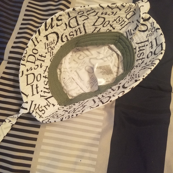 Nike - Picture 4 of 4